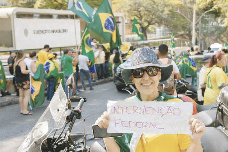 REAPARICIÓN. El presidente Jair Bolsonaro dio su discurso en el Planalto. Mientras tanto, sus seguidores cortaban caminos pidiendo una intervención del Ejército para frenar el traspaso a Lula da Silva.