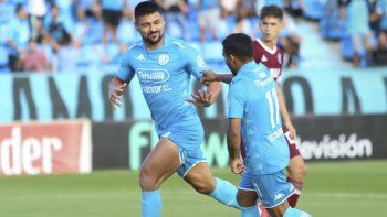 belgrano golpeo rapido en momentos clave para superar a lanus