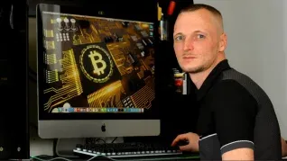 james Howells tiró a la basura un disco con millones de euros en bitcoins. 