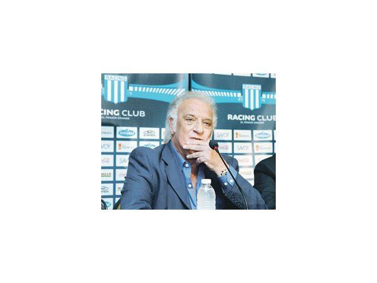 Alfio Basile será operado de un nódulo en la garganta y quiere estar el sábado en Mar del Plata en el clásico ante Independiente.
