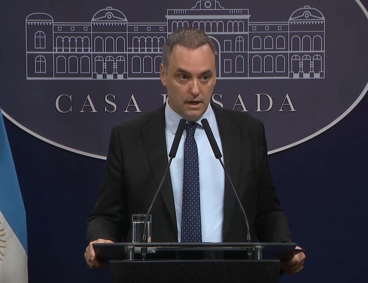 Todos los focos están puestos sobre Manuel Adorni. Todos los focos están puestos sobre Manuel Adorni.