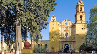 La magia del pueblo de Metepec está en las manos de sus artesanos que transforman el barro en hermosas piezas que muestran la fusión de dos culturas. Este Pueblo Mágico combina construcciones modernas, como el Centro Panamericano de Ecología o la Sede del Sistema de Radio y Televisión Mexiquense, con edificios coloniales como el Convento e Iglesia Franciscana del siglo XVI de fachada barroca, obra de artistas indígenas, y el Templo el Calvario de estilo neoclásico del siglo XVIII. La magia del pueblo de Metepec está en las manos de sus artesanos que transforman el barro en hermosas piezas que muestran la fusión de dos culturas. Este Pueblo Mágico combina construcciones modernas, como el Centro Panamericano de Ecología o la Sede del Sistema de Radio y Televisión Mexiquense, con edificios coloniales como el Convento e Iglesia Franciscana del siglo XVI de fachada barroca, obra de artistas indígenas, y el Templo el Calvario de estilo neoclásico del siglo XVIII.