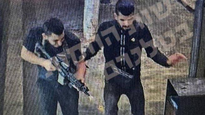 Dos terroristas dispararon causando la muerte de cuatro personas en Israel.