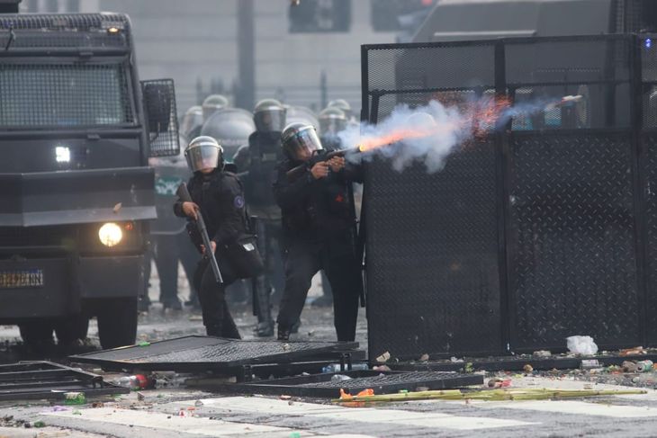 Represión en las afueras del Congreso.