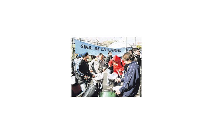 ámbito.com | Los trabajadores de la carne bloquearon ayer a partir del mediodía el ingreso de animales al Mercado de Liniers en reclamo de subsidios para el sector.