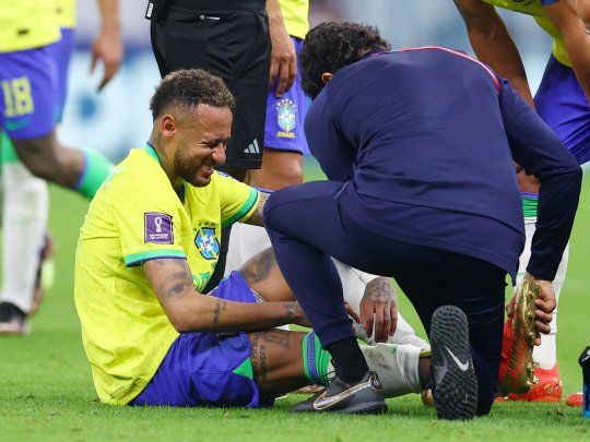 Neymar sufrió un esguince de tobillo, pero prometió volver a jugar el Mundial.