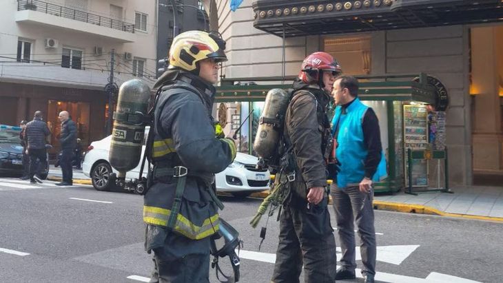 Los bomberos acudieron al Hotel Alvear Palace ante la amenaza de bomba. 