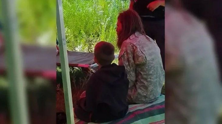 El niño junto a su padre.