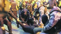 RESISTENCIA. Al menos 1.026 personas resultaron detenidas ayer en protestas realizadas en varias ciudades de Rusia contra la movilización bélica ordenada por Vladímir Putin, dijo la oenegé OVD-Info. En Moscú (foto) hubo por lo menos 50 arrestos y en San Petersburgo, la segunda ciudad del país, la Policía se llevó un autobús lleno de personas. Los manifestantes coreaban “¡No a la guerra!” y “¡No a la movilización!”.