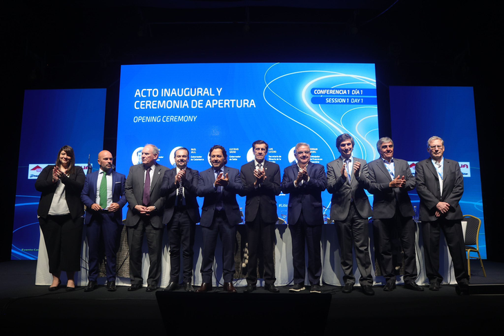 Foto del acto inaugural del seminario del litio en Jujuy, con autoridades nacionales y provinciales y empresarios en el escenario.
