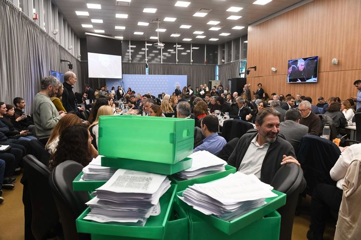 Rectores y estudiantes recolectaron firmas en apoyo al proyecto, que fueron llevadas en planillas a la comisi&oacute;n.