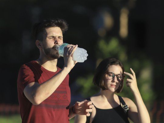 Cómo hidratarse correctamente durante la ola de calor. 