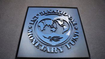 por las subas de tasas en el mundo, se van mas dolares que los previstos en pagos al fmi