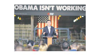 «Obama no está trabajando» o funcionando, tal el doble sentido con el que juega la campaña de Mitt Romney para fustigar al presidente de EE.UU. El precandidato republicano dedicó el día de ayer a una intensa tarea de campaña en Tampa, Florida.