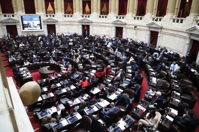 La Cámara de Diputados avanzó con una agenda opositora pero postergó el debate sobre el impuesto a los combustibles.