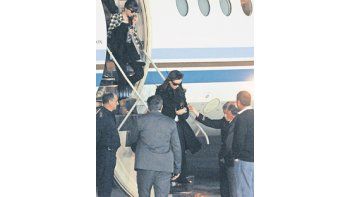 ámbito.com | Cristina de Kirchner y su hija Florencia, ayer, al descender en el sector militar de aeroparque del Tango 03, en la Ciudad de Buenos Aires, para luego trasladarse a la quinta presidencial en Olivos.