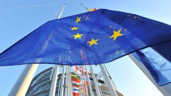 imponen multa por ? 1.068 millones a cinco bancos europeos por cartelizacion de divisas