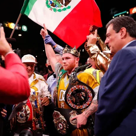 Saúl “Canelo” Álvarez derrotó a Edgar Berlanga, la cual generó aproximadamente 17 millones de dólares en la taquilla de la T-Mobile Arena y otro estimado de 60 millones en las ventas de pago por evento (PPV). Es decir que fueron cerca de 80 millones los que se generó como cifra total. Saúl “Canelo” Álvarez derrotó a Edgar Berlanga, la cual generó aproximadamente 17 millones de dólares en la taquilla de la T-Mobile Arena y otro estimado de 60 millones en las ventas de pago por evento (PPV). Es decir que fueron cerca de 80 millones los que se generó como cifra total.