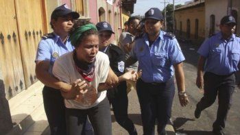 La activista Amaya Coppens fue detenida cuando quiso entregar agua a un grupo de mujeres en huelga de hambre.