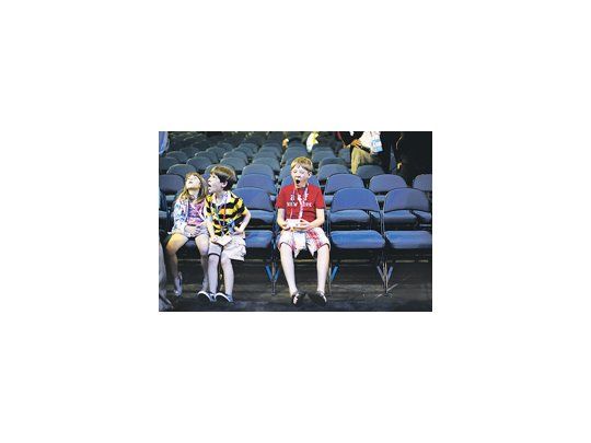 Entre el escaso público presente en la Convención Republicana iniciada formalmente en Tampa se encontraban tres niños sumamente aburridos.