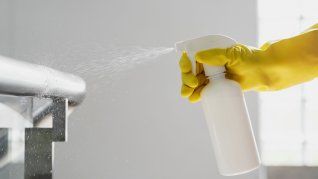 Rociar vinagre debajo de la puerta no solo es una opción más económica, sino que tiene múltiples beneficios. Rociar vinagre debajo de la puerta no solo es una opción más económica, sino que tiene múltiples beneficios.