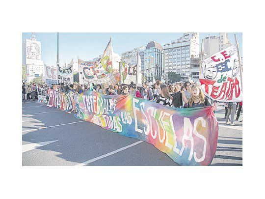 Giro: alumnos estudian levantar tomas porteñas