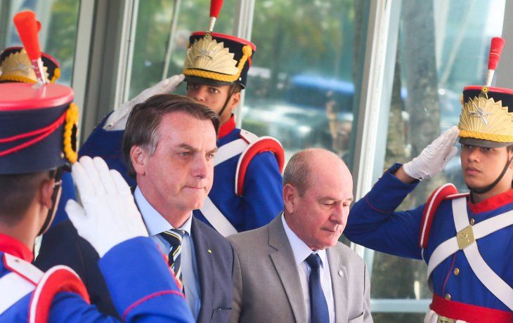 El ministro de Defensa estuvo en contacto no solo con Bolsonaro sino tambi&eacute;n con un empleado contagiado con coronavirus.