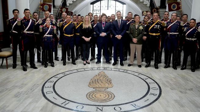 El presidente Javier Milei durante la entrega de la distinción de parte del Regimiento de Granaderos a Caballo. 