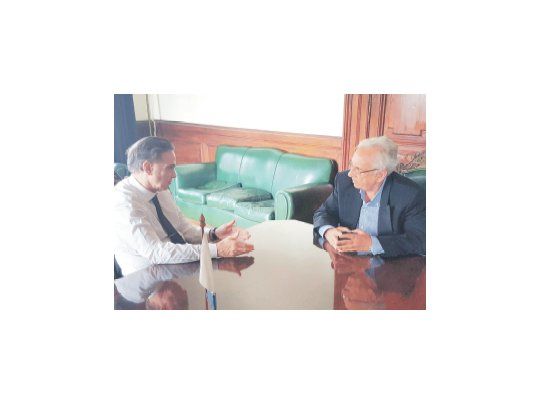 Miguel Pichetto y Héctor Recalde se reunieron ayer en el Congreso donde exhortaron a los gobernadores del PJ a resistir con sus legisladores el giro de 14.500 millones de pesos a la Capital Federal.