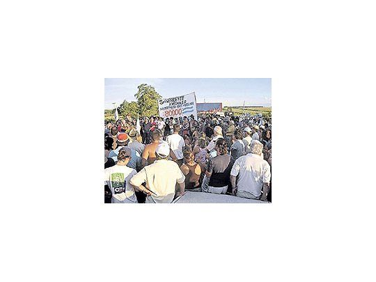 LosambientalistasdeGualeguaychúy deColón semantienenen estadode alerta yamenazancon frustrarla cumbrede presidentesreponiendolos bloqueosenlos puentesfronterizos.