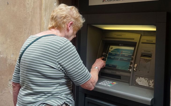 The unusual story of the woman who went to the ATM and found an unexpected balance of 1 billion dollars. The unusual story of the woman who went to the ATM and found an unexpected balance of 1 billion dollars.