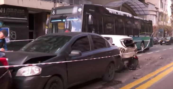 Una camioneta cruzó la avenida con el semáforo en rojo y generó la colisión en cadena. Una camioneta cruzó la avenida con el semáforo en rojo y generó la colisión en cadena.