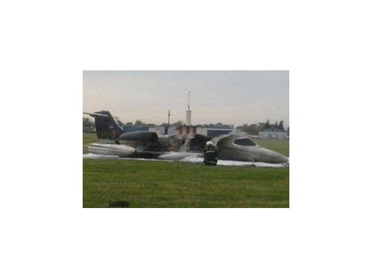 Los bomberos trabajando sobre el avión.