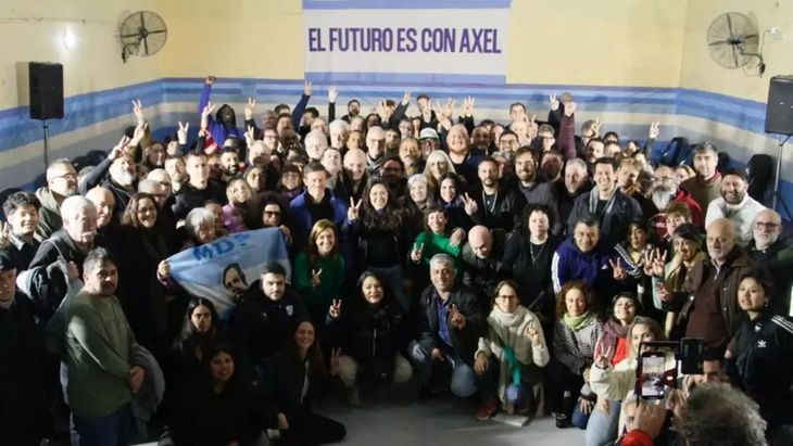 La legisladora porteña Victoria Montenegro junto a los referentes de las 150 agrupaciones porteñas afines a Axel Kicillof. La legisladora porteña Victoria Montenegro junto a los referentes de las 150 agrupaciones porteñas afines a Axel Kicillof.