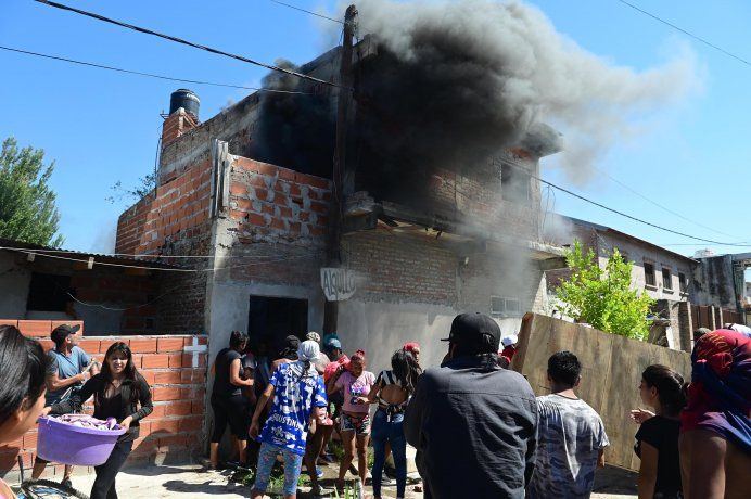 Los vecinos de Rosario desmantelaron la casa del presunto asesino de Máximo Jerez.