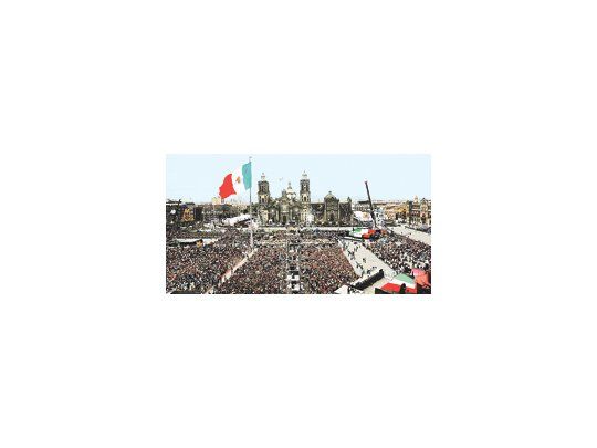MULTITUD EN EL ZÓCALO.