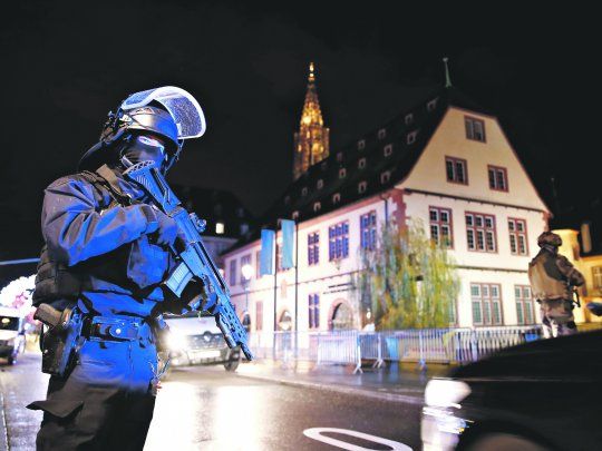 TENSIÓN. El mercado navideño de Estrasburgo es el más antiguo de Francia. Las fuerzas de seguridad desplegaron un operativo en la zona para hallar al agresor.