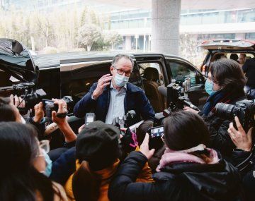 AVIDEZ. Peter  Embarek, uno de los líderes de la misión de la OMS que investigó el origen del nuevo coronavirus en China se encontró con un enjambre de periodistas en el aeropuerto de Wuhan.