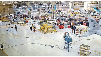 ámbito.com | Demora . Una vez más se suspendió el acto de entrega de los tres nuevos aviones Pampa . Esta vez no fue la falta de repuestos.