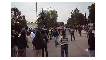 Un video que circula por la web muestra como el grupo de la Uocra se abalanza contra los ambientalistas.
