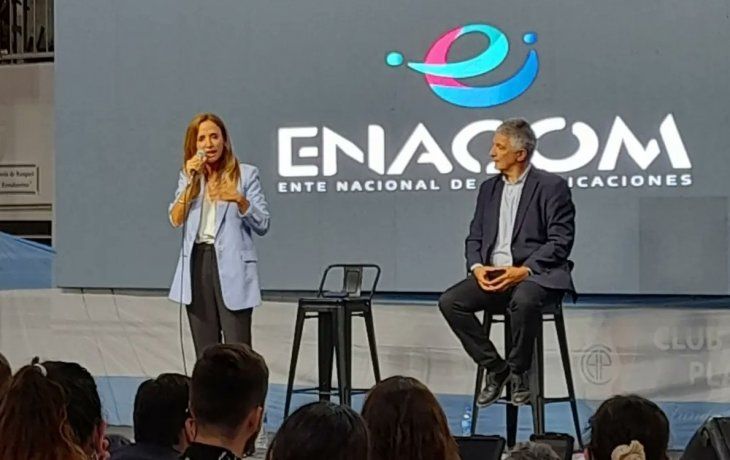 Victoria Tolosa Paz en la entrega de 4 mil tablets del programa “Conectando con Vos”.