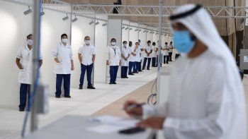 Emiratos Árabes Unidos vacuna a 140 mil personas por día.