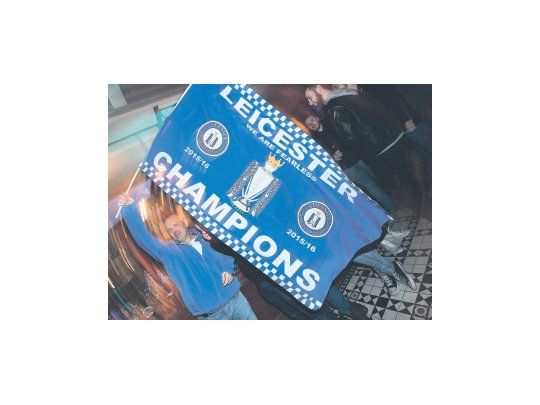Dos fechas antes de que finalizara el campeonato, Leicester se quedó con el título de la Premier League. Ayer los hinchas festejaban en las calles la hazaña.