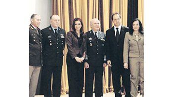 ámbito.com | Los jefes de Estado Mayor de las Fuerzas Armadas, ayer enCampo de Mayo, junto a Cristina de Kirchner, Daniel Scioli yNilda Garré, antes de anunciar la construcción de viviendaspara los militares de los grados más bajos del escalafón.