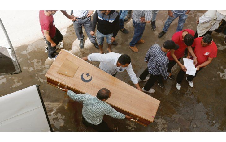 ámbito.com | Desolación. Un grupo de tunecinos llevan el féretro de un pariente muerto en el naufragio de Kerkenah. La morgue de Sfax es escenario cada vez más frecuente de imágenes de este tipo.