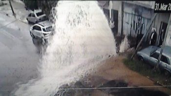 &nbsp;En el contexto de la cuarentena, se produjo un escape de una cañería de agua que sirve a los vecinos de San Martín, Provincia de Buenos Aires.