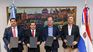 Argentina y Paraguay firmaron un acuerdo por Yacyretá. De izq. a der. Por Paraguay, Luis Benítez Cuevas y Félix Eladio Sosa Giménez y pOr Argentina, Daniel González y Alfonso Peña. 