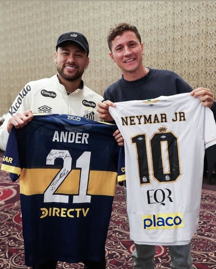 Neymar junto a Ander Herrera con la camiseta de Boca. Neymar junto a Ander Herrera con la camiseta de Boca.