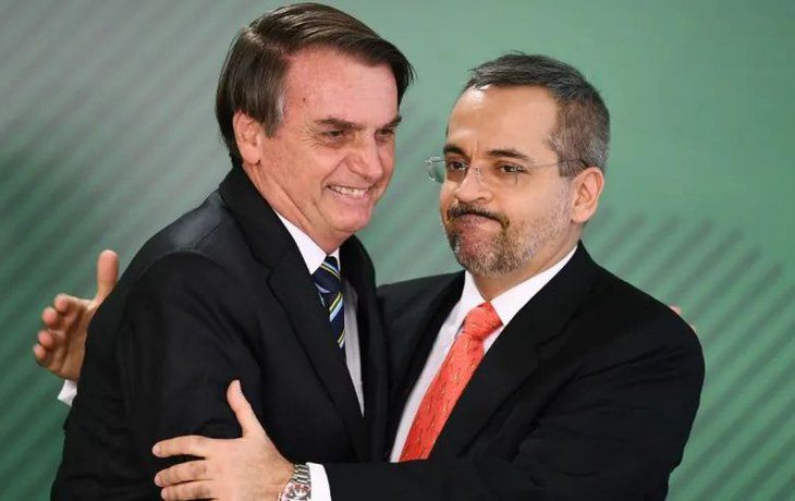 El pol&eacute;mico exministro de Educaci&oacute;n particip&oacute; de la marcha considerada antidemocr&aacute;tica por el STF el fin de semana en Brasilia.