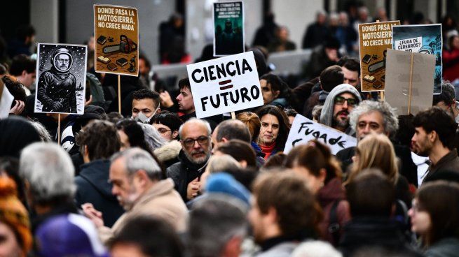 Científicos y becarios se movilizaron en el Polo Científico porteño para expresar su rechazo a los recortes y la falta de ingresos en el Conicet.